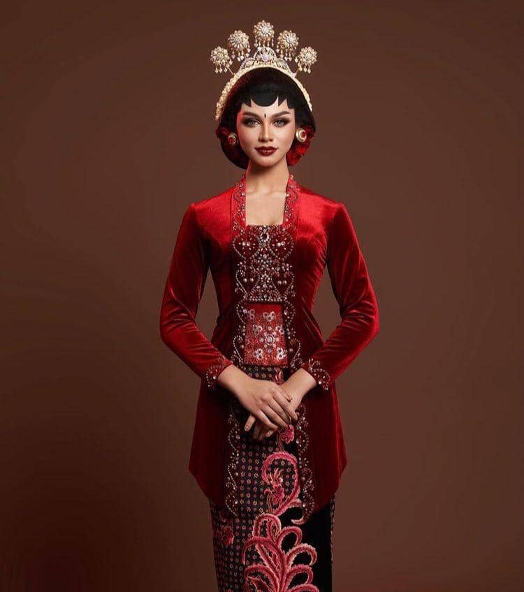 Kebaya merah (Instagram.com/jihanealmira)