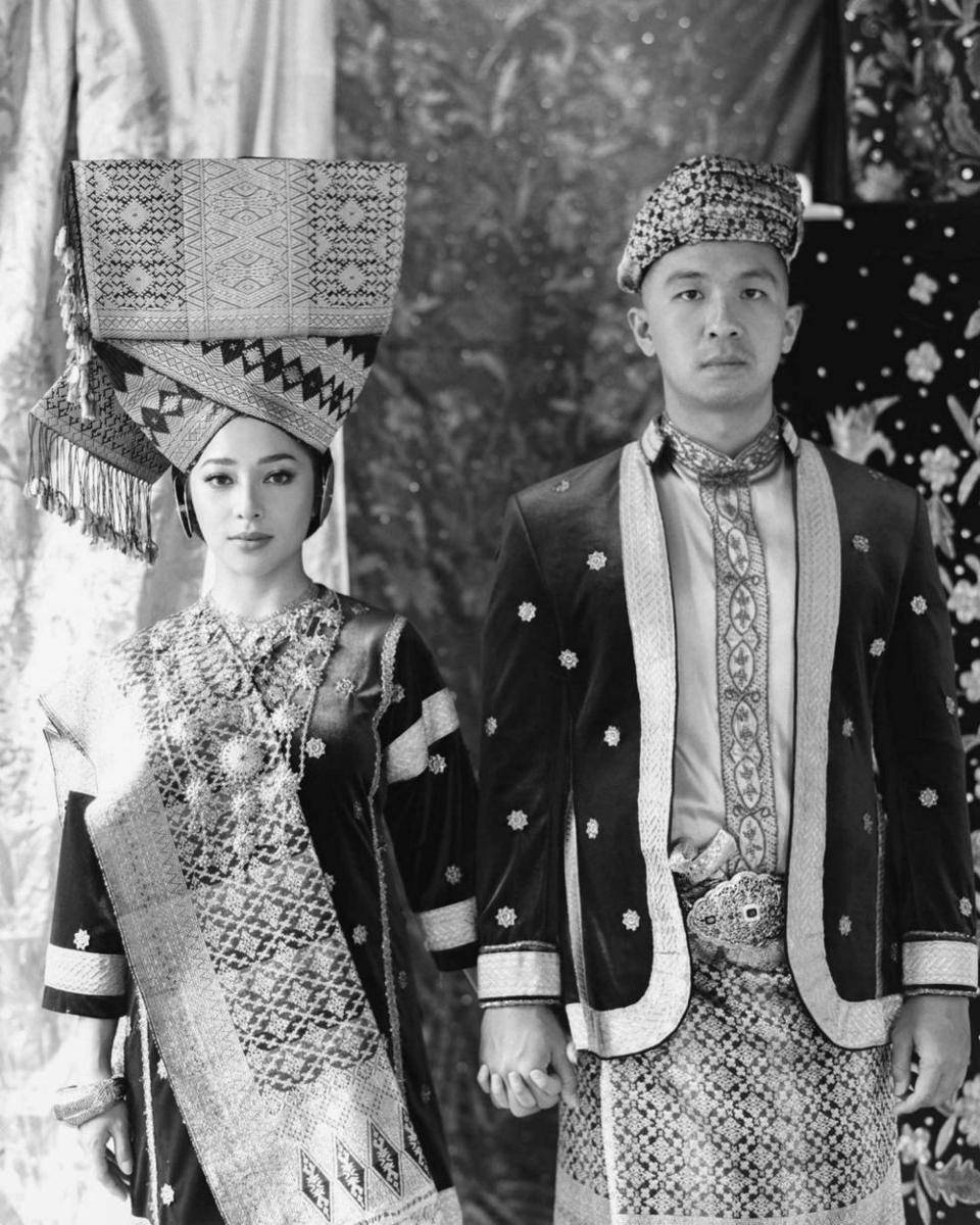 Artis prewedding pakai adat Minang (Dikhadheansa via Instagram.com/nikitawillyofficial94/)
