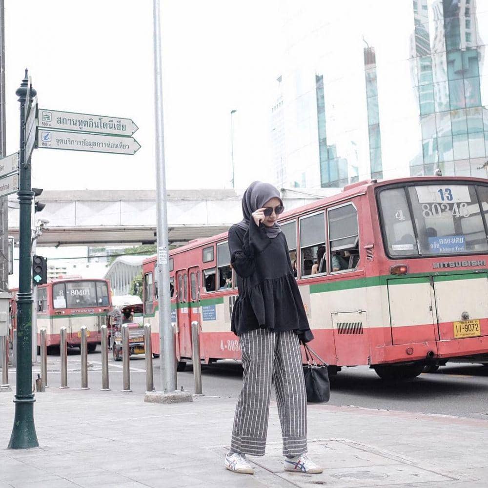 OOTD dengan bawahan wide leg pants ala selebgram Bahjatina (instagram.com/bahjatina)
