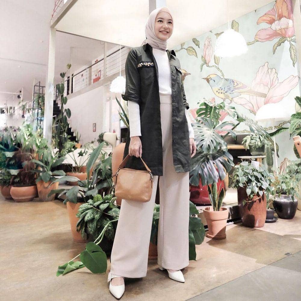 OOTD dengan bawahan wide leg pants ala selebgram Bahjatina (instagram.com/bahjatina)