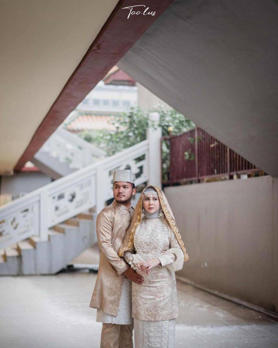 Artis prewedding pakai adat Minang (Toolusphotography via Instagram.com/adhipermana_/)