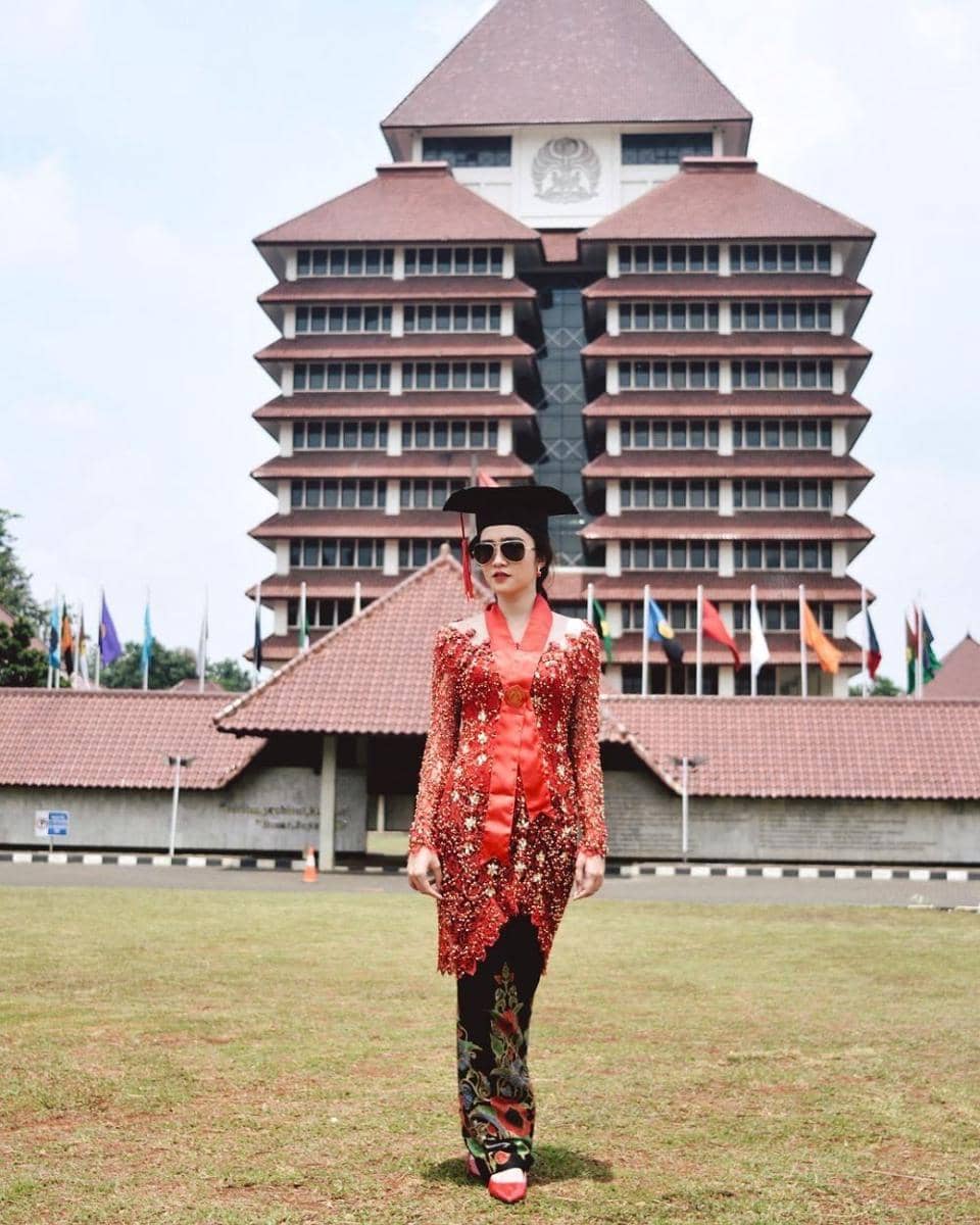 Kebaya merah (Instagram.com/febby_rastanty)