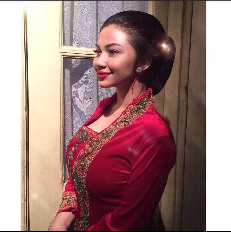 Kebaya merah (Instagram.com/arieltatum)