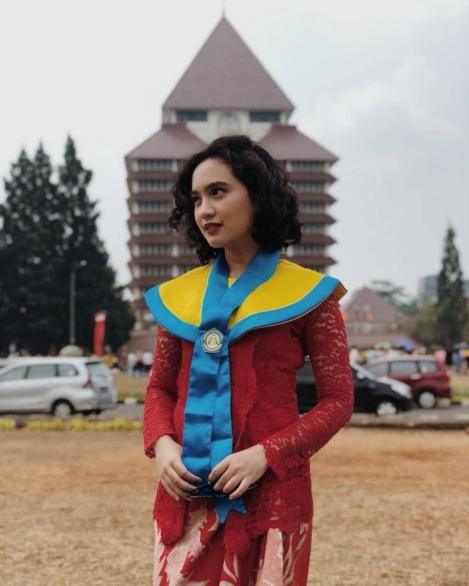 Kebaya merah (Instagram.com/auroramanda95)