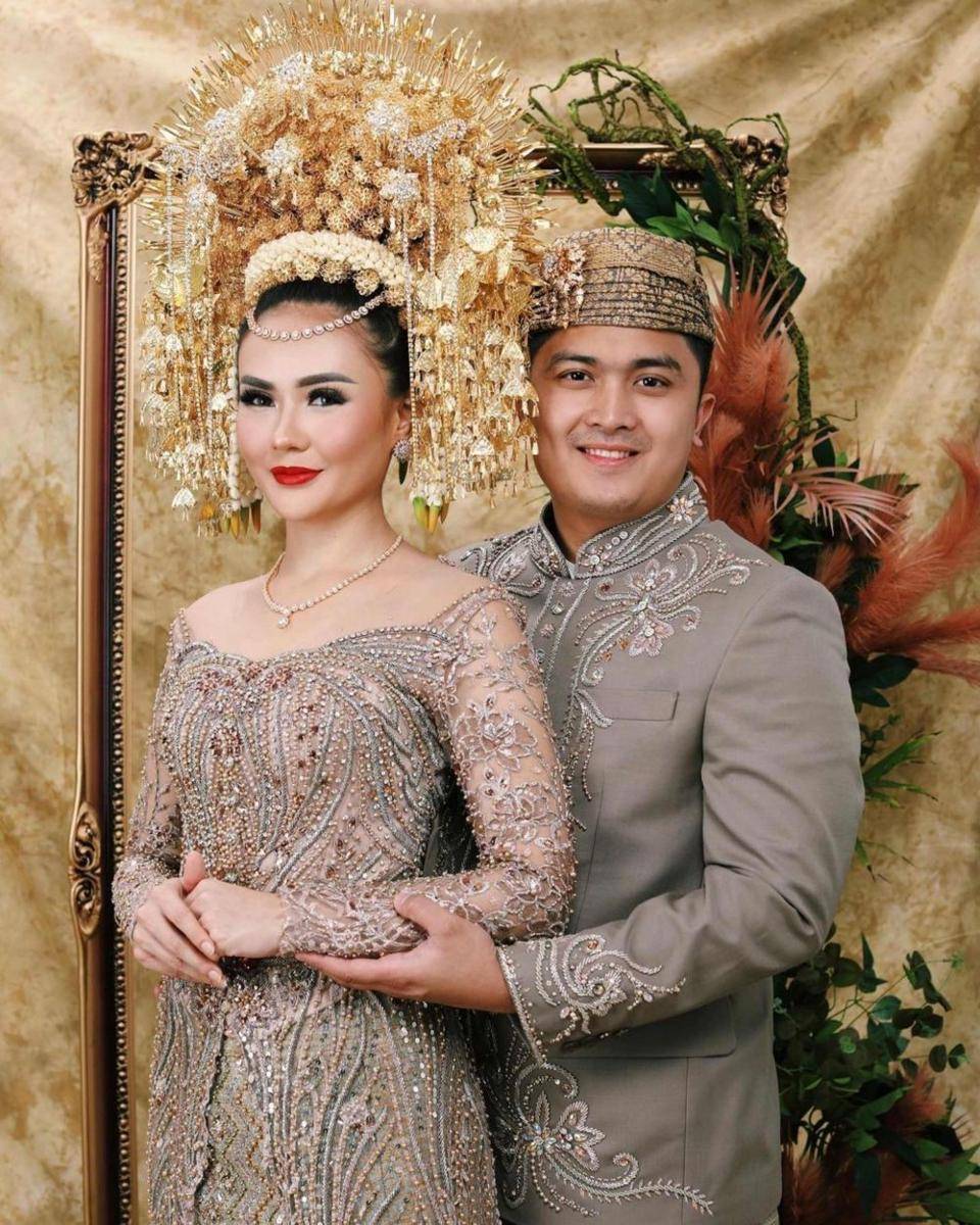 Artis prewedding pakai adat Minang (Ukiebungin via Instagram.com/sarahgibson21/)