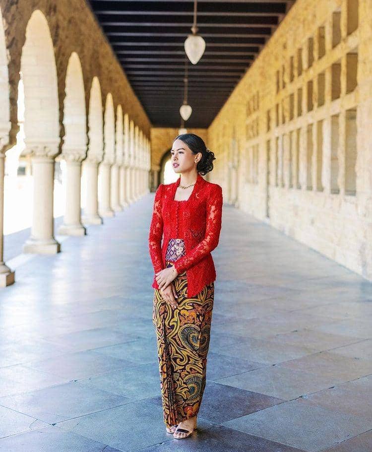 Kebaya merah (Instagram.com/maudyayunda)