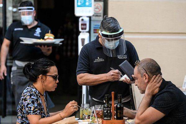 Suasana di sekitar salah satu restoran di Cile sebelum diberlakukan lockdown. (Twitter.com/milou1st)