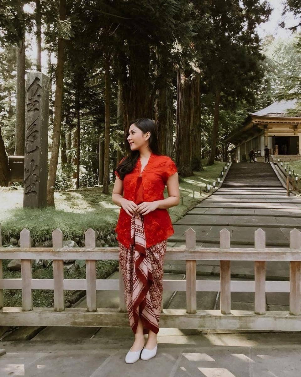 Kebaya merah (Instagram.com/jscmila)