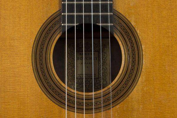 gitar akustik Robert Bouchet tahun 1964 (galeriedesluthiers.com)