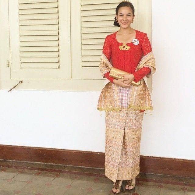 Kebaya merah (Instagram.com/chelseaislan/