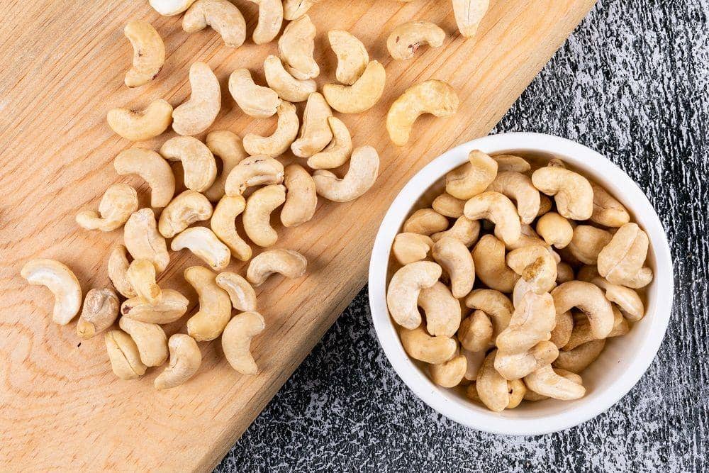 semangkuk cashew atau kacang mete (freepik.com/8photo)