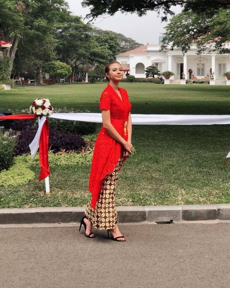 Kebaya merah (Instagram.com/yukikt/