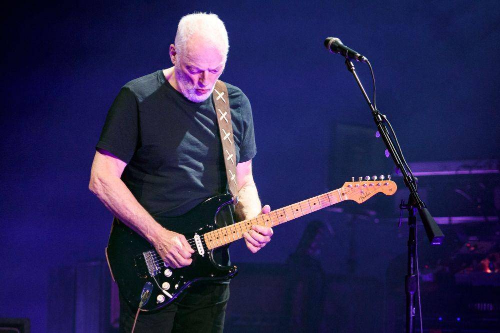 David Gilmour memainkan Black Strat di Madison Square Garden, 2016. (rollingstone.com)