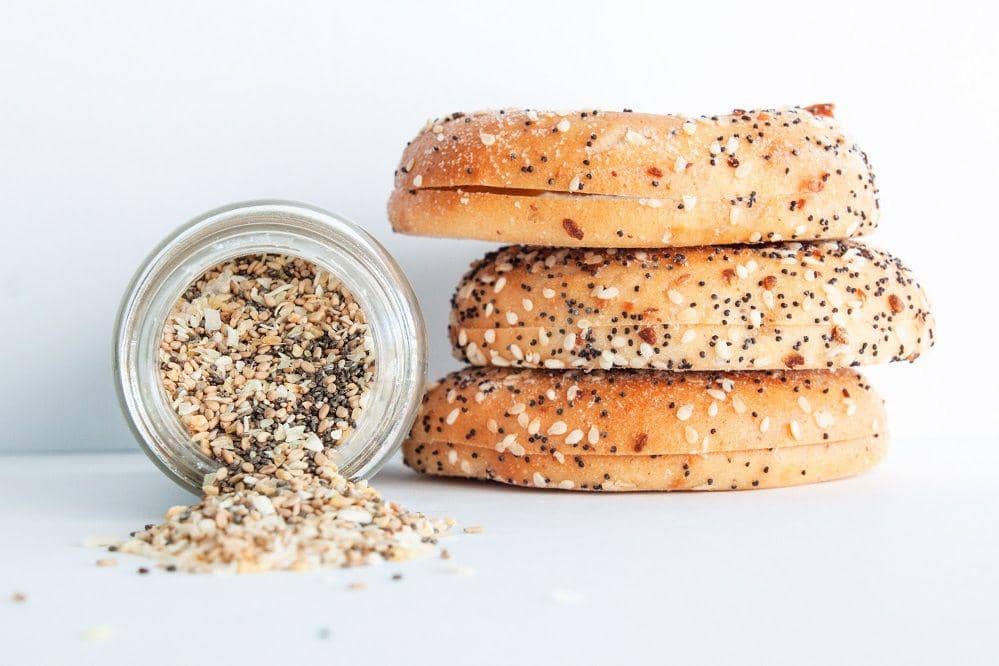 bagel dan wijen (unsplash.com/Diane Alkier)