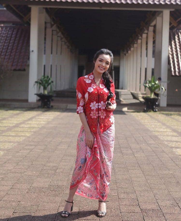 Kebaya merah (Instagram.com/claudiaudie)