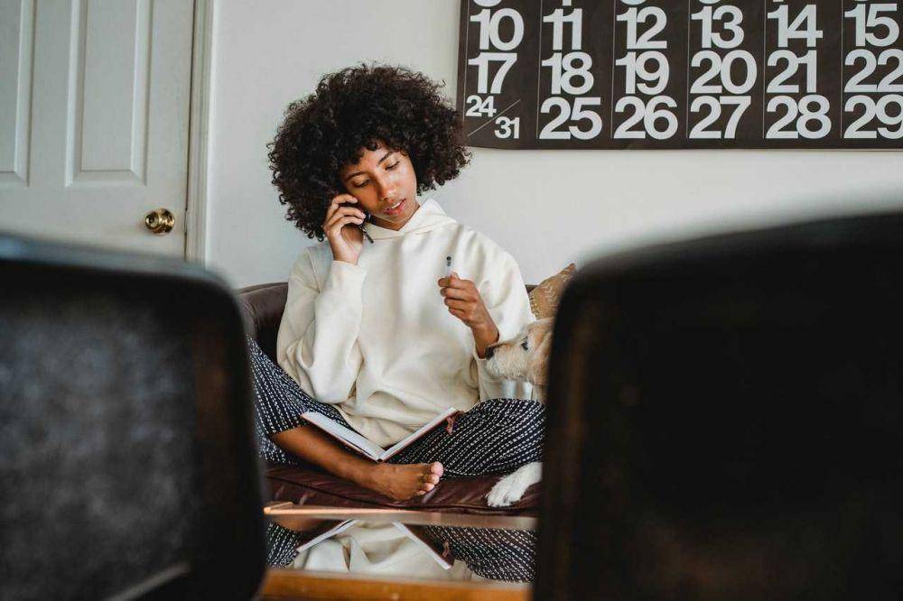 Iluatrasi orang menelepon (pexels.com/Samson Katt)