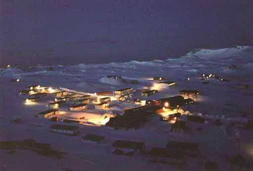Pemandangan malam villa las estrellas (wikimedia.org)