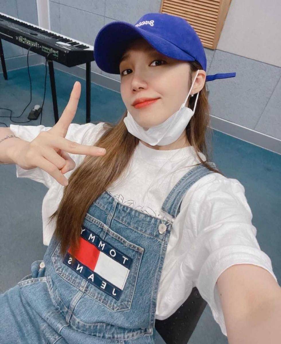 Jung Eun Ji (Instagram.com/artist_eunji)