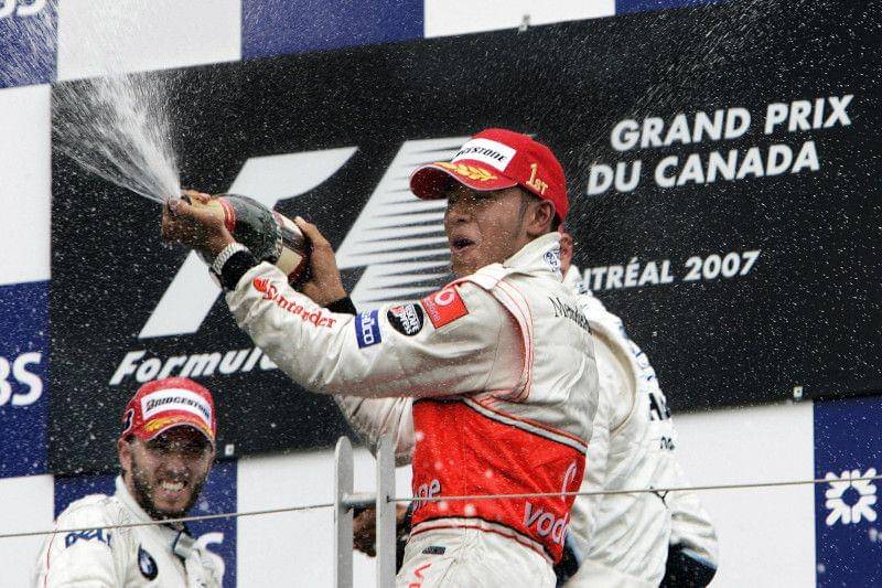 Hamilton berselebrasi di podium GP Kanada 2007 (bleacherreport.com)
