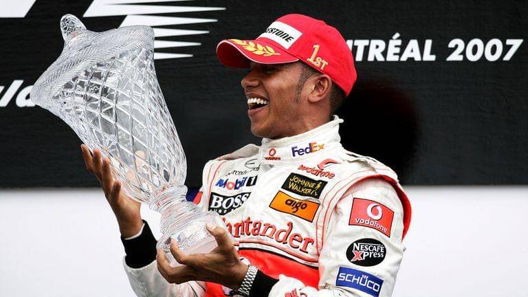 Hamilton memandangi piala kemenangan pertamanya pada GP Kanada 2007 (skysports.com)