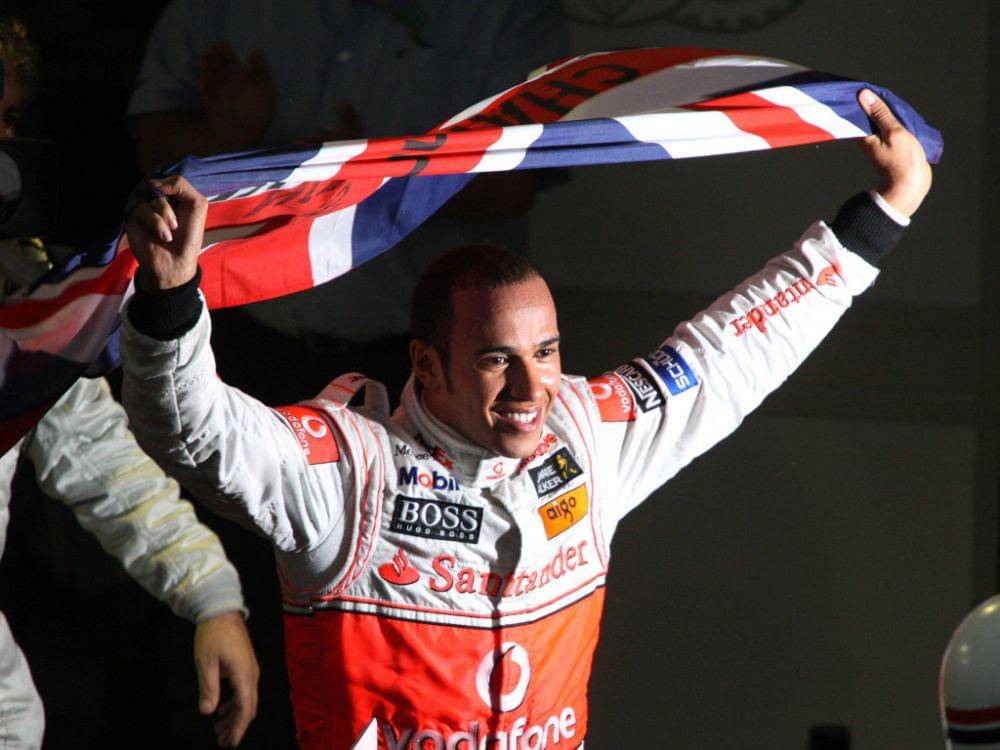 Hamilton saat perayaan juara 2008 (planetf1.com)