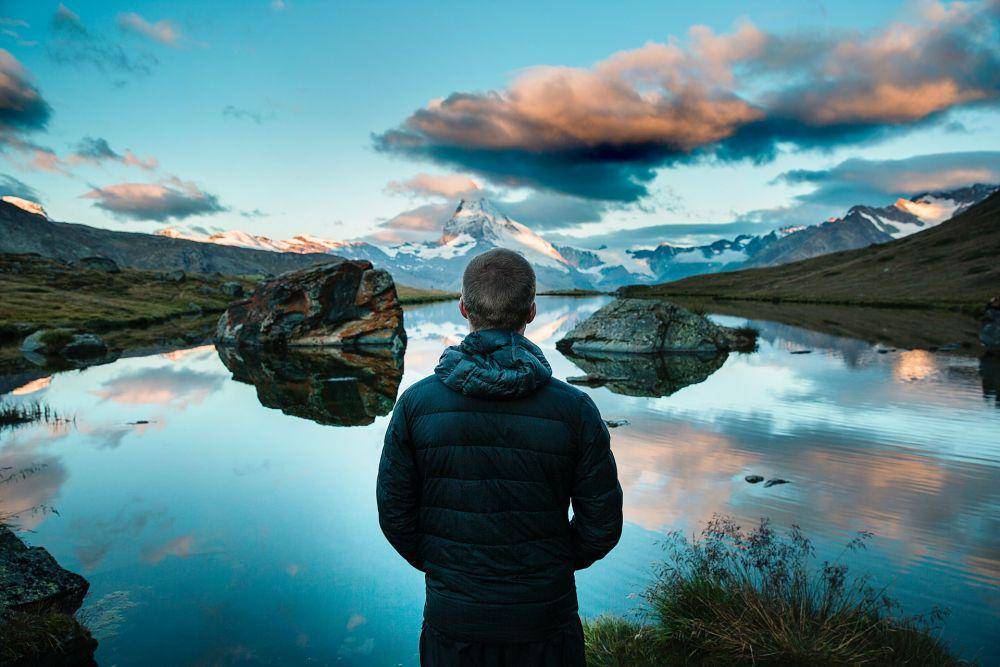 Ilustrasi pria yang hobi travelling (Unsplash.com/Joshua Earle)