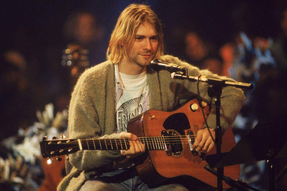 Kurt Cobain dengan gitar Martin D-18E 1959 tampil di MTV Unplugged pada 1993. (rollingstone.com)