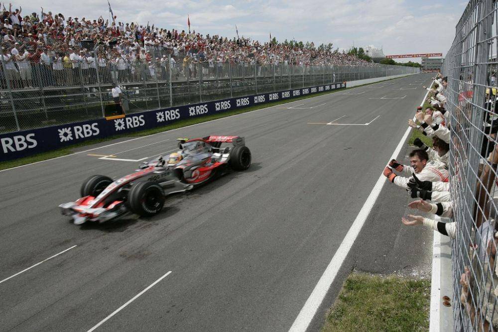 Lewis Hamilton saat melintasi garis finis GP Kanada 2007 (media.daimler.com)