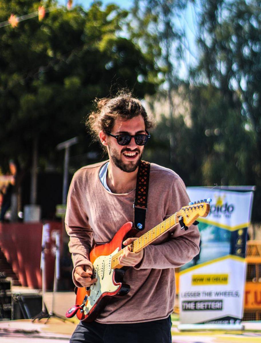 Ilustrasi pria yang hobi bermain alat musik (Unsplash.com/Manas Taneja)