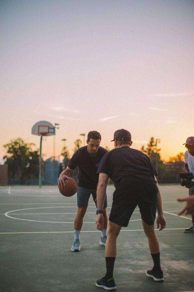 Ilustrasi bermain basket (Unsplash.com/Jed Villejo)