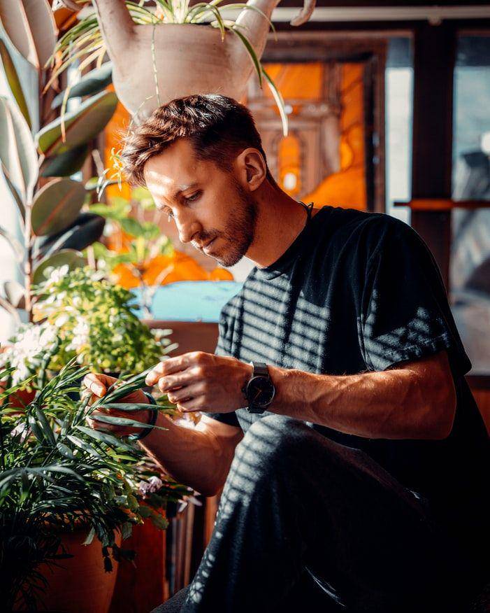 Ilustrasi pria yang hobi berkebun (Unsplash.com/Jamie Fenn)