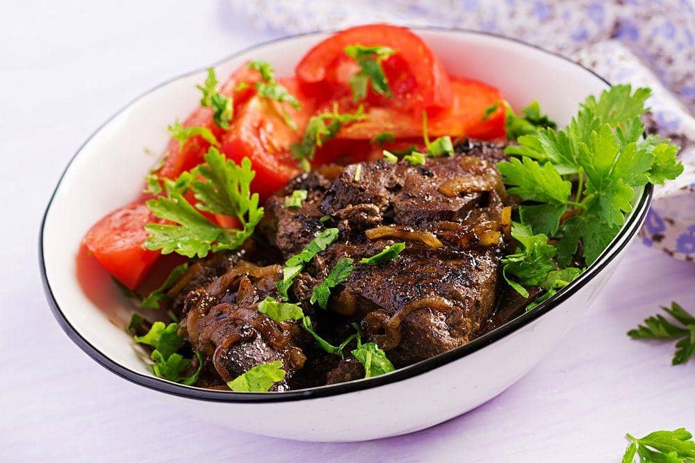hati sapi panggang dengan bawang dan tomat (freepik.com/timolina)