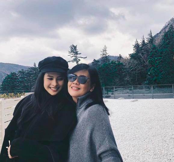 Kedekatan Maudy Ayunda dan mama (instagram.com/muren.s)