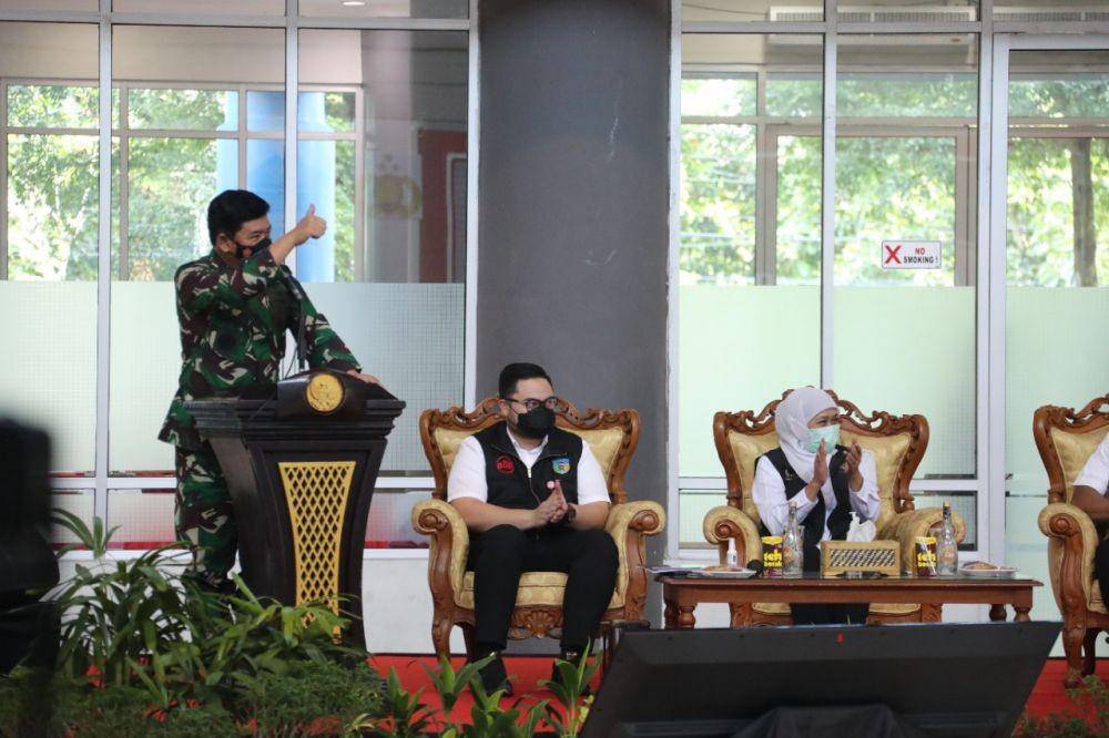 Panglima TNI Marsekal Hadi Tjahjanto saat meninjau penanganan COVID-19 di Kabupaten Kediri, Kamis (10/6/21). (Dok. Pemkab Kediri)