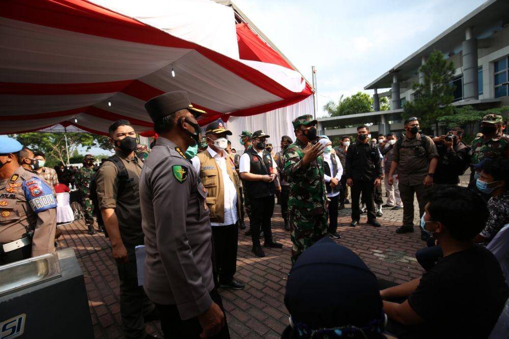 TNI dan Polri saat meninjau pelaksanaan vaksinasi serentak dan dipusatkan di Convention Hall SLG, Kediri. (Dok. Pemkab Kediri)