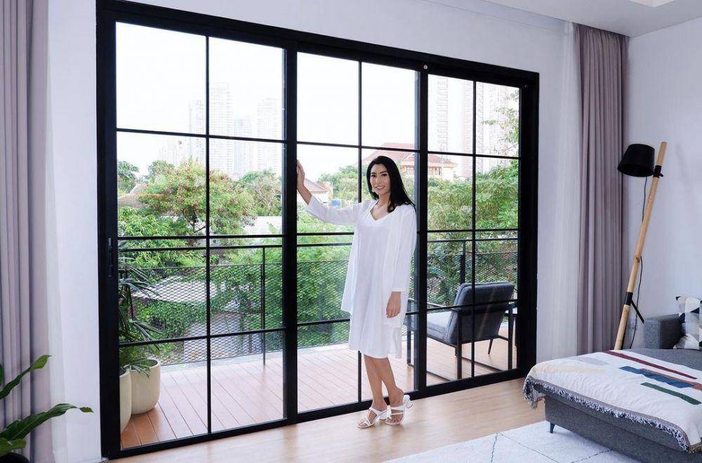 Rumah Tyas Mirasih yang bergaya minimalis. (instagram.com/tyasmirasih)