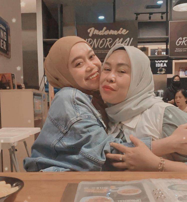 Lesty mama (Instagram.com/lestykejora)