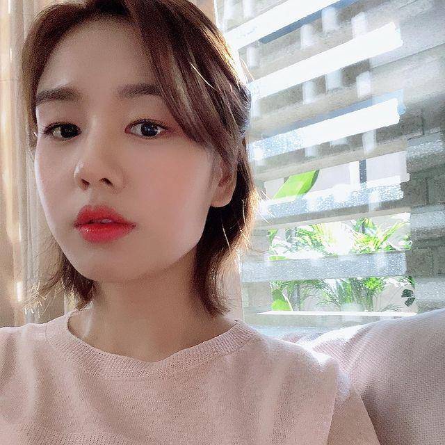 Ahn Eun Jin (instagram.com/eunjin__a)
