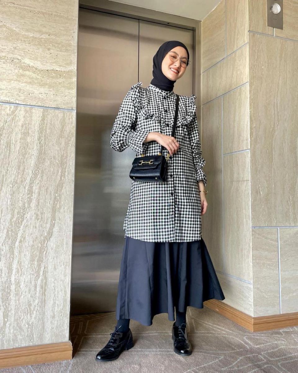 Outfit dengan rok ala selebgram Inas Rana (instagram.com/inasrana)