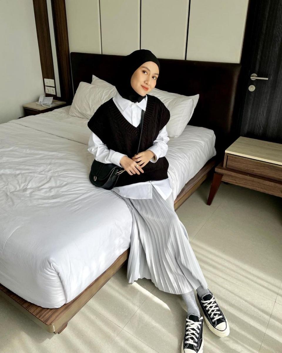 Outfit dengan rok ala selebgram Inas Rana (instagram.com/inasrana)