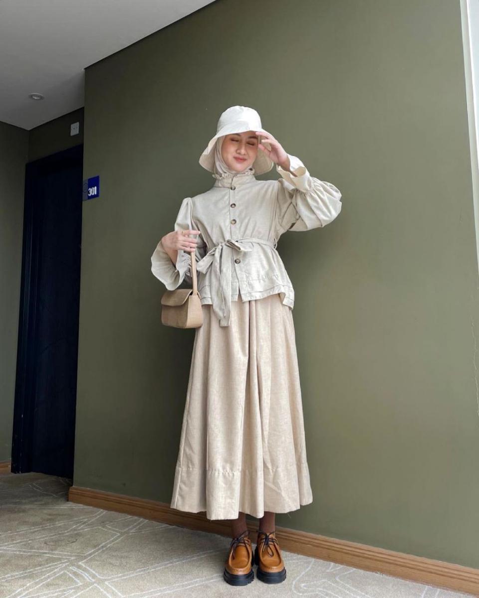 Outfit dengan rok ala selebgram Inas Rana (instagram.com/inasrana)
