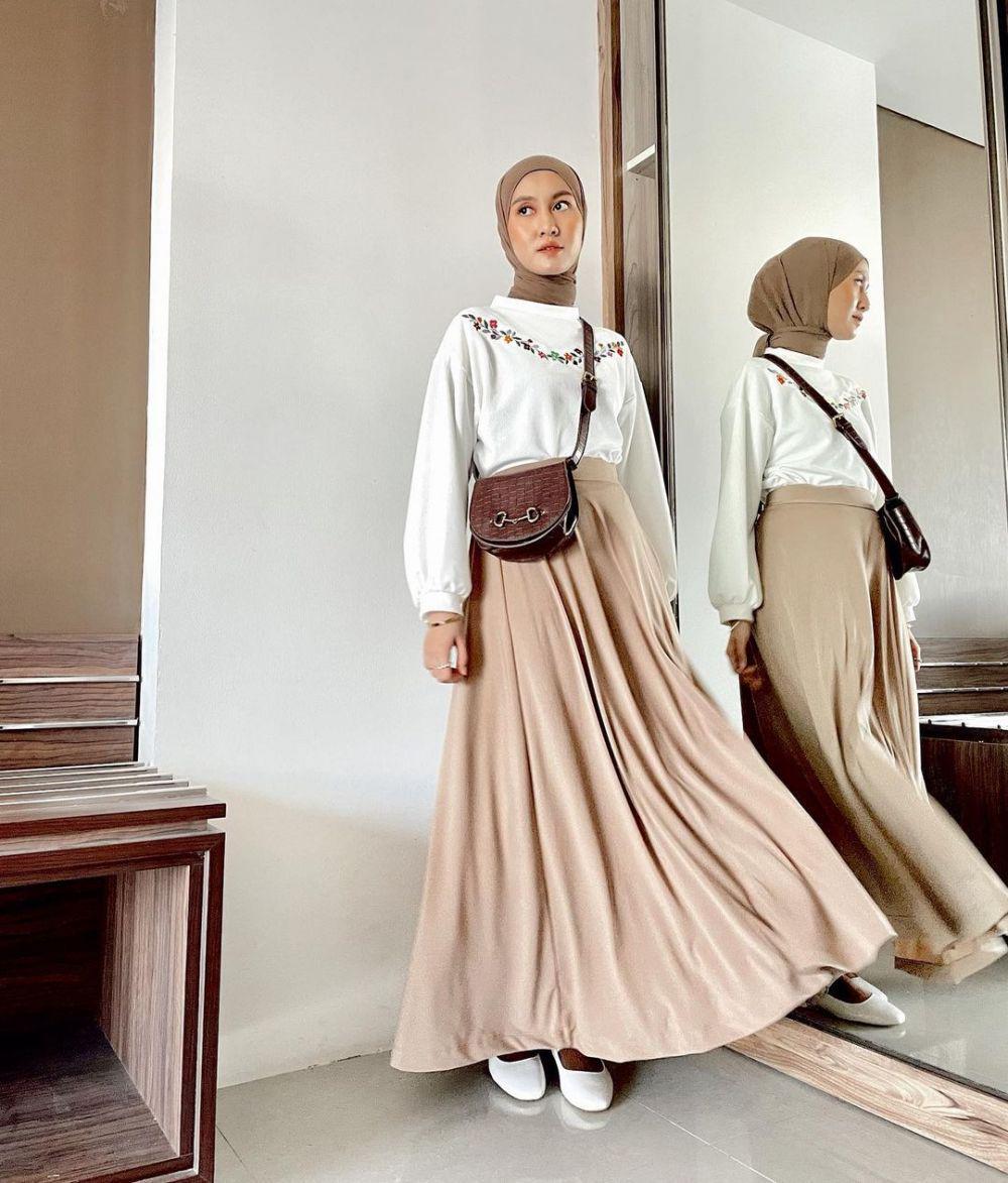 Outfit dengan rok ala selebgram Inas Rana (instagram.com/inasrana)