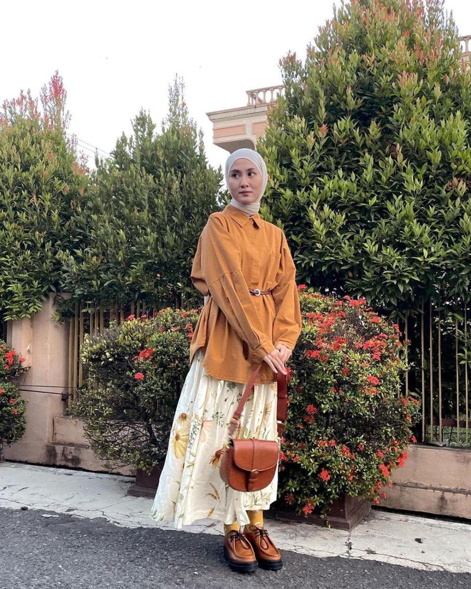 Outfit dengan rok ala selebgram Inas Rana (instagram.com/inasrana)