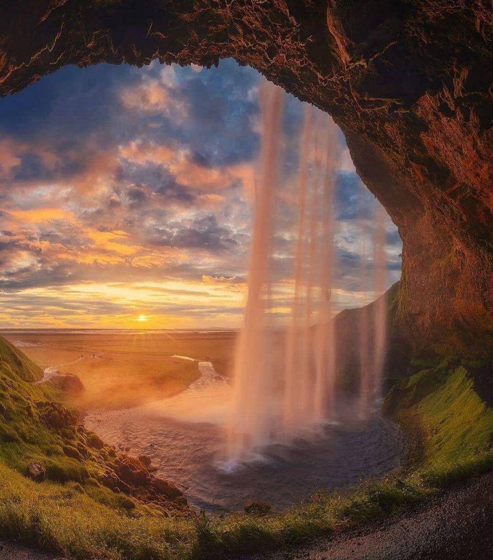 pesona Skógafoss (Instagram.com/tourradar)
