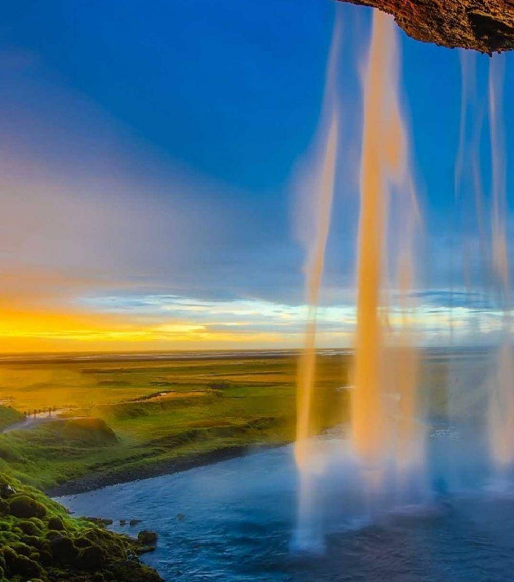 pesona Skógafoss (Instagram.com/lifesaboutexperiencesnotthings)