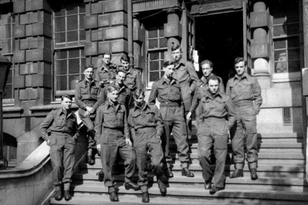 Para mahasiswa yang ditugaskan di Bergen-Belsen. (belsen.co.uk)