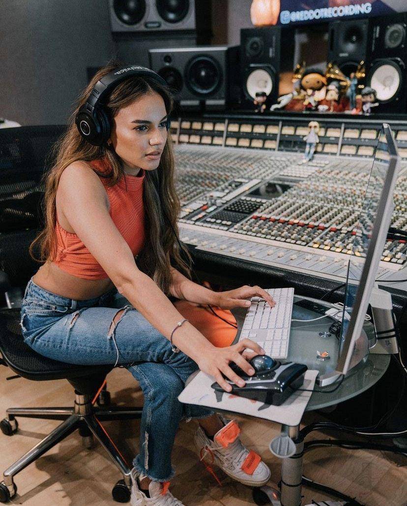 Leslie Grace (instagram.com/lesliegrace)