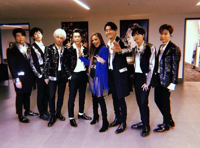 Leslie Grace dan grup Super Junior (instagram.com/lesliegrace)