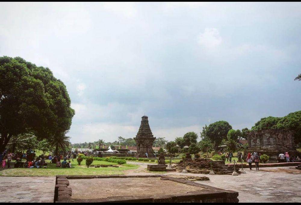 situasi di dalam Candi Penataran (Instagram.com/dickyw0412)