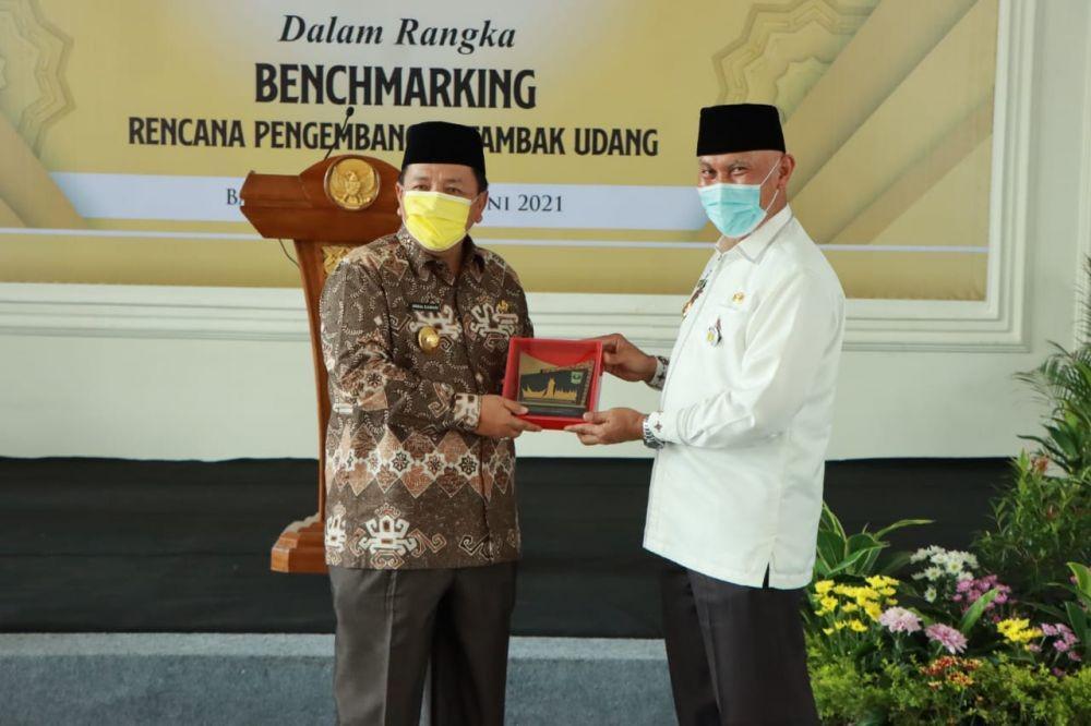 Gubernur Sumbar, Mahyeldi Galih Lebih Dalam Budidaya Udang di Lampung